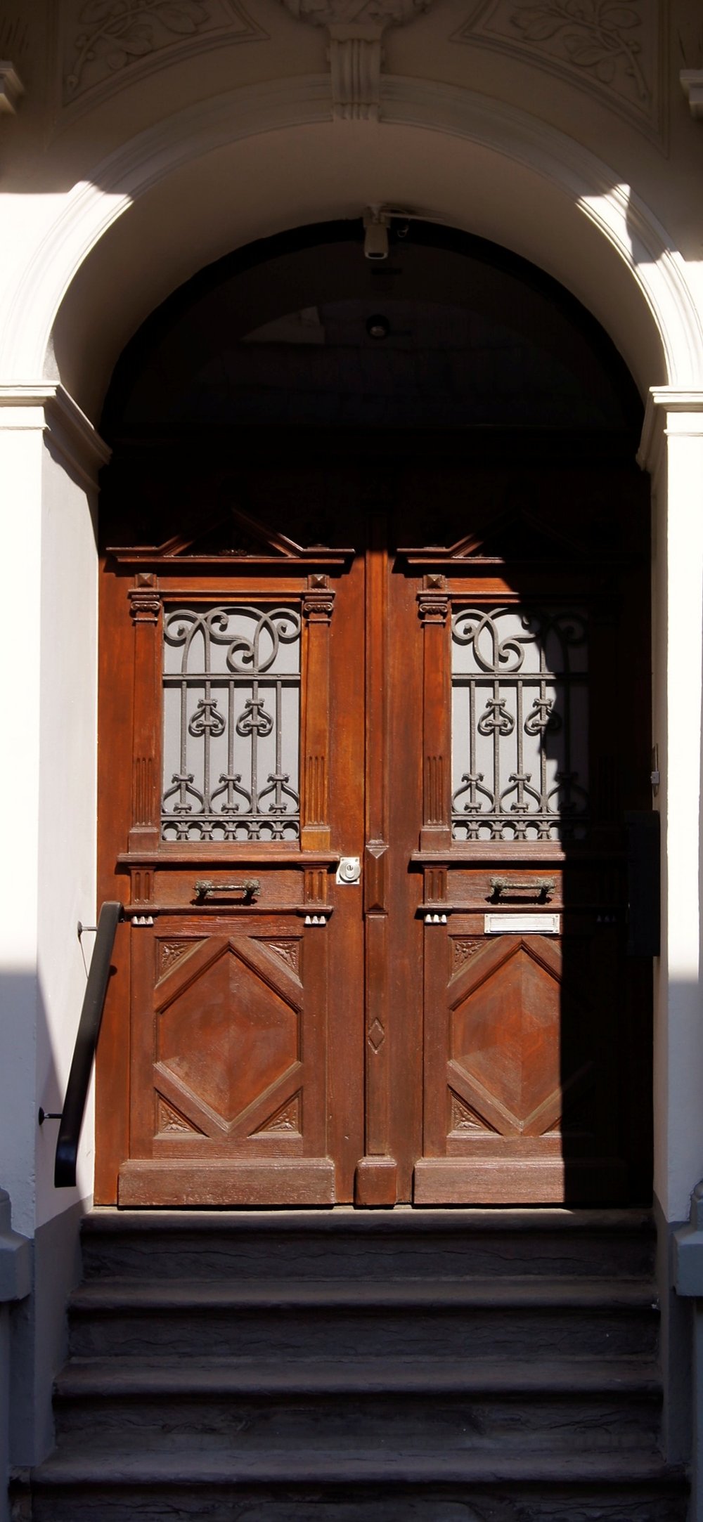 Hauseingänge mit alten Türen