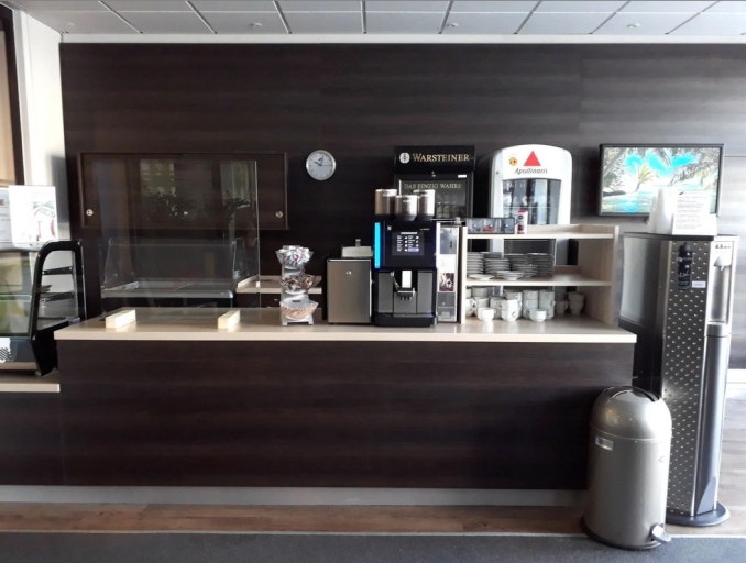 Die Theke in unserer Cafeteria mit Kaffeemaschiene und Wasserautomat