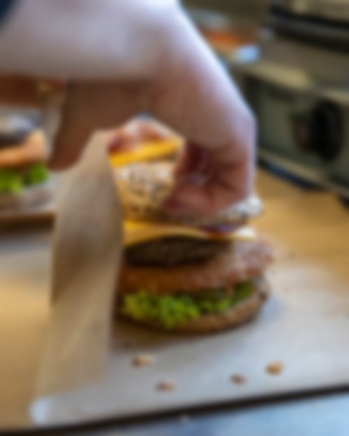 Zubereitung eines Burgers mit frischen Zutaten