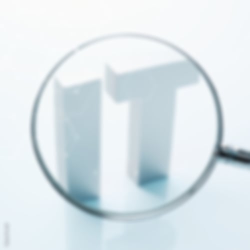 Die Buchstaben IT werden durch eine vergrößert dargestellt