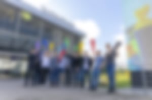 Die neuen Azubis am ersten Tag mit Schultüten vor dem Tobit.Software Hauptgebäude