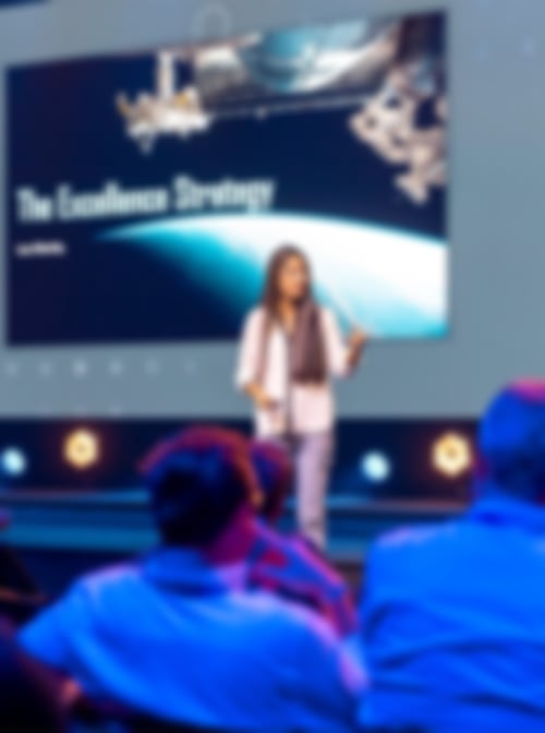 Ausgezeichnete Bühnen-, Licht- und Mikrofontechnik.