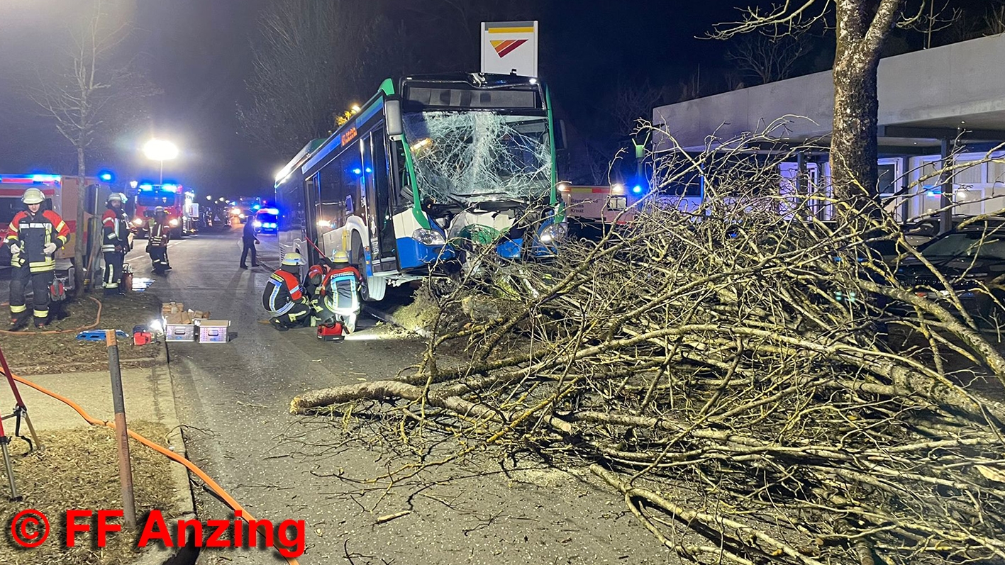 16.02.2023, 18:45 Uhr – Verkehrsunfall mit Bus
