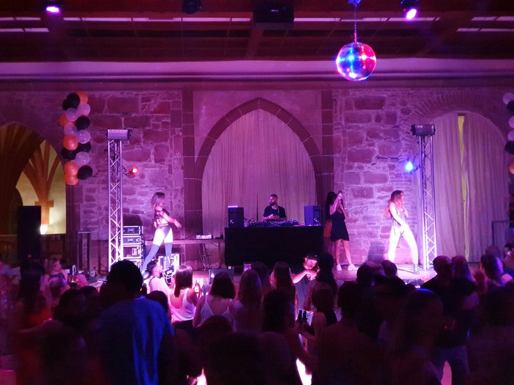 DJ und Tänzerinnen - Veranstaltungen mit LMB-Showtechnik
