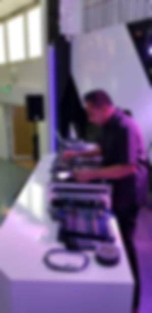 DJ bei der Arbeit - LMB-Showtechnik