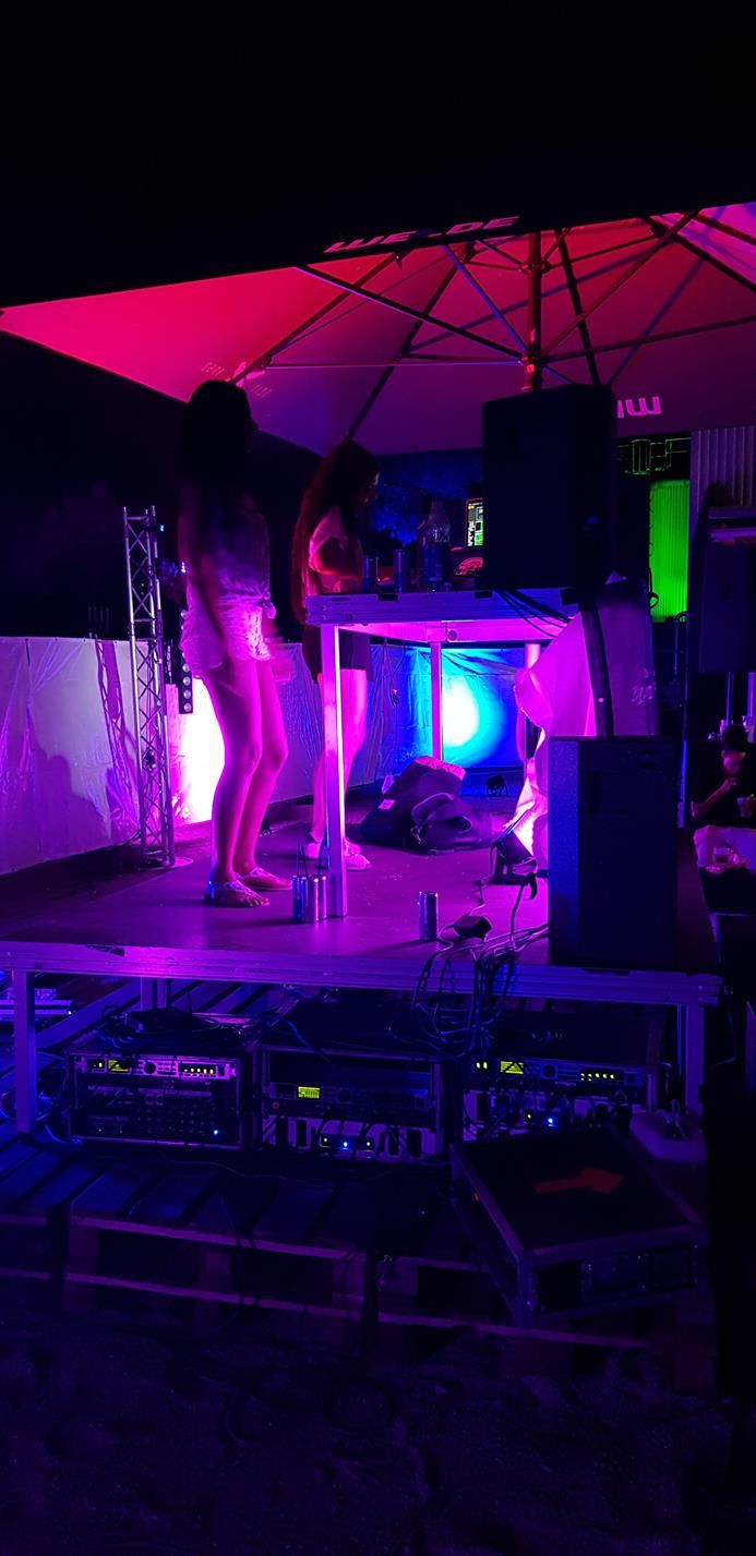 Endstufen unter dem DJ Podest - LMB-Showtechnik hat die Technik für Ihre Veranstaltung