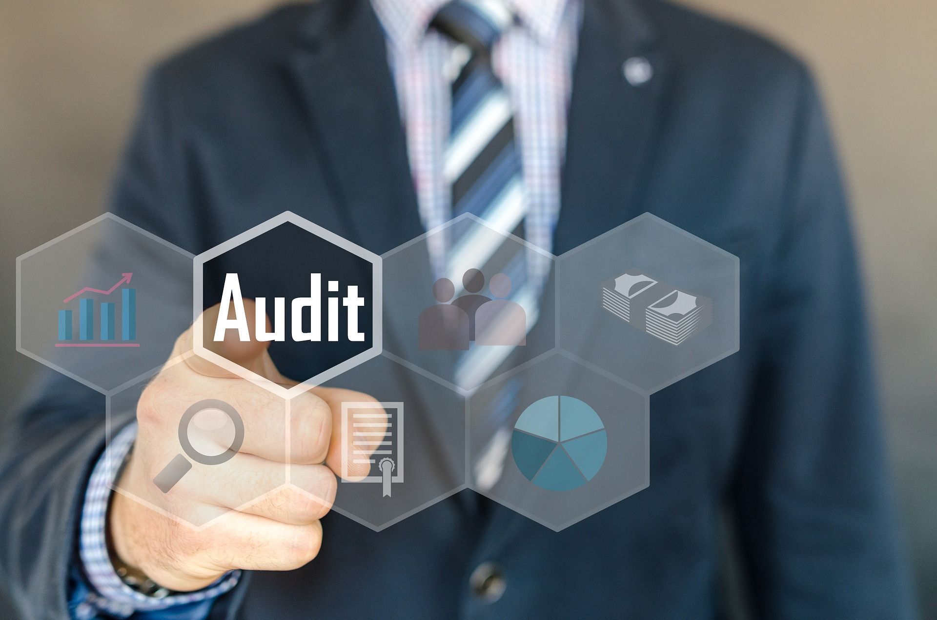 Im Vordergrund ist eine virtuelle Auswahl in Kachelform. Ein Mann im Anzug im Hintergrund drückt auf die Kachel mit der Aufschrift Audit
