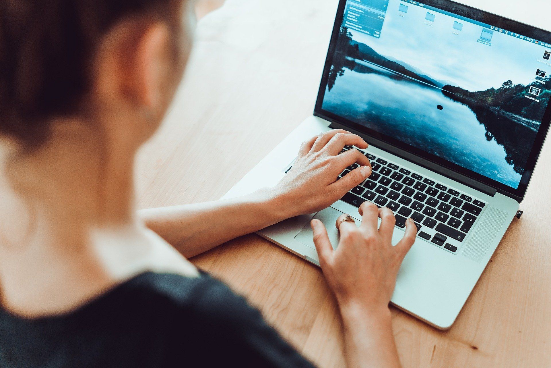 Eine Frau sitzt im Homeoffice vor einem Laptop