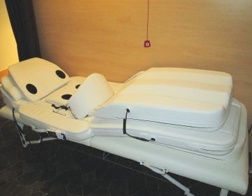 Die Andullationsliege in der Moorabteilung des MediVital Therapiezentrums