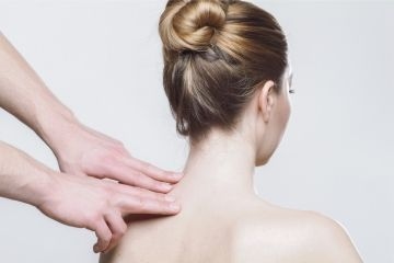 Eine Frau erhält eine Nackenmassage