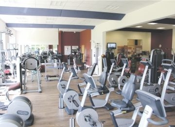 Blick in den Trainingsraum des MediVital Therapiezentrums mit seinen zahlreichen Fitnessgeräten