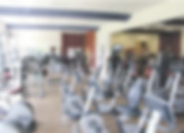 Blick in den Trainingsraum des MediVital Therapiezentrums mit seinen zahlreichen Fitnessgeräten