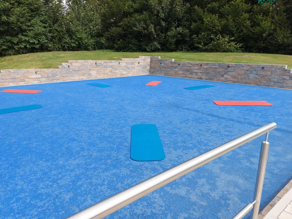 Outdoorbereich neben dem MediVital Therapiezentrum