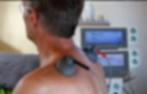 Ein Mann erhält eine Elektrotherepie