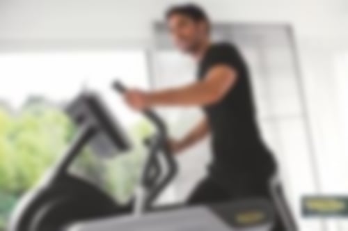 Mann trainert auf Laufband von Technogym
