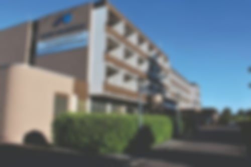 Die Außenansicht der Klinik Solequelle vom Mühlenweg aus mit Blick auf die Balkone und den Eingangsbereich der Klinik.