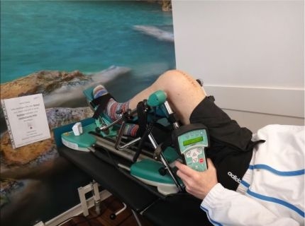 Patient mit Arthrofibrose wird am Bein behandelt