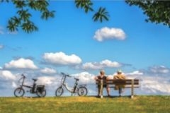 Rast vom Radfahren auf einer Bank