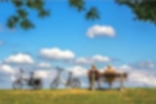 Rast vom Radfahren auf einer Bank