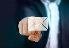 ein Zeigefinger zeigt auf einen virtuellen Briefumschlag