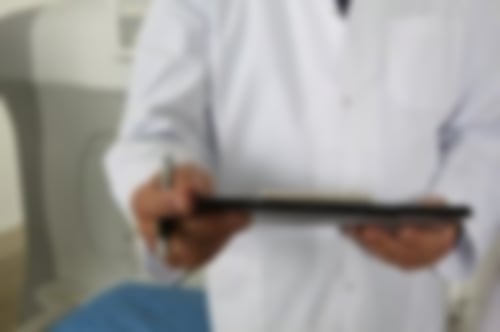 Symbolbild eines Arztes mit Informationen für Zuweiser