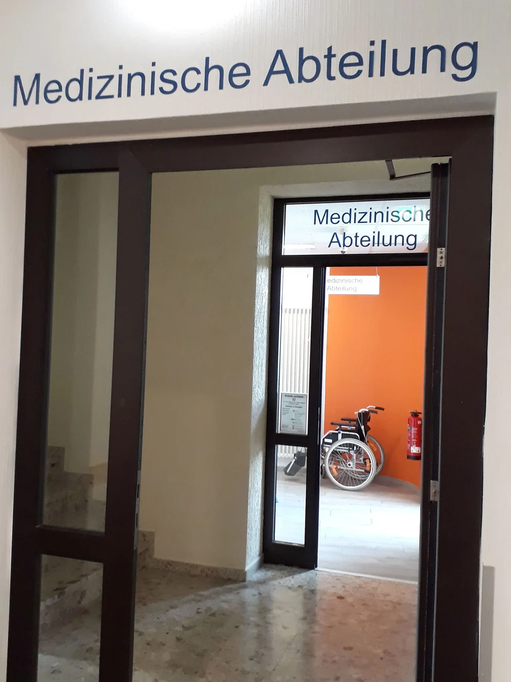 Bild des Eingangs zur Medizinischen Abteilung in unserer Klinik
