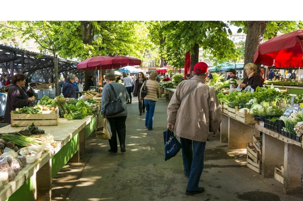 Menschen auf einem Wochenmarkt