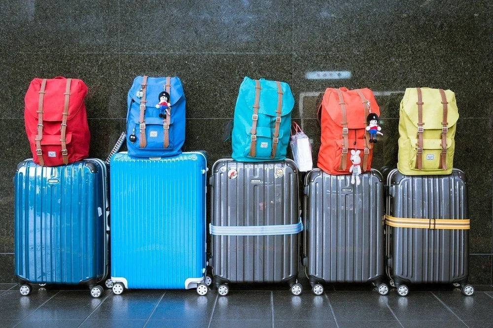 Gepackte Koffer und Rucksäcke