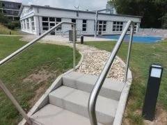 Der Gangparcours beinhaltet verschiedene Untergründe sowie eine Treppe zum Wiedererlernen des sicheren Gehens. Im Hintergrund befindet sich unser Outdoorbereich, das MediVital Therapiezentrum und die Klinik Solequelle.