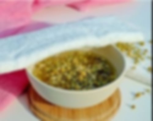 Schüssel mit Kräutersud