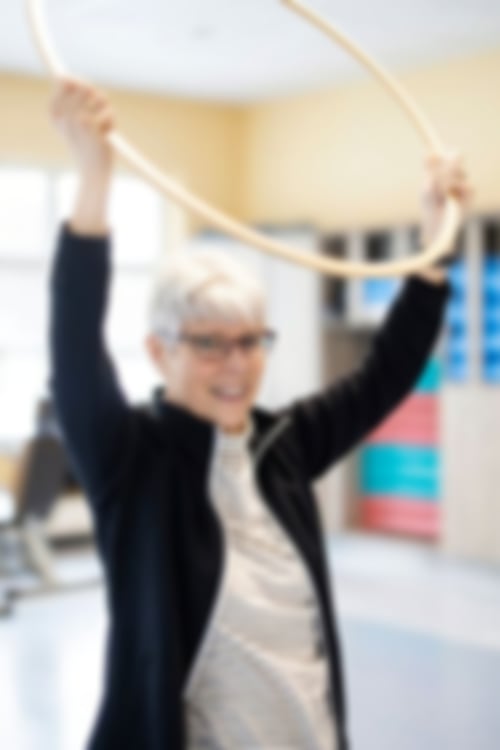 Frau beim Training mit hulaHub reifen
