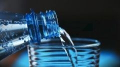 Wasserflasche und Glas