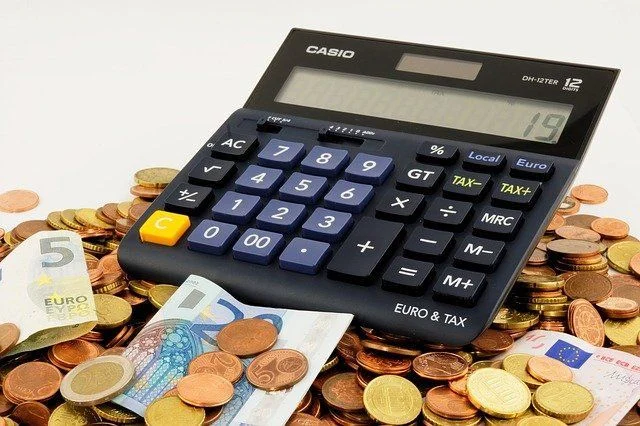 Symbolbild Fobi Zuschuss (Taschenrechner und Bargeld)