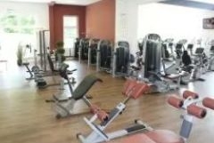 Fitnessgeräte im Fitnessraum