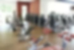 Fitnessgeräte im Fitnessraum