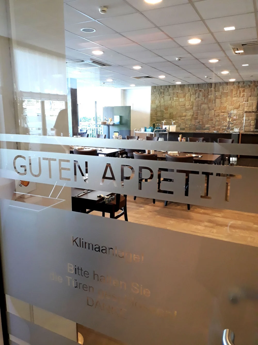 Schriftzug "Guten Appetit" am Eingang zu unserem Vital-Restaurant