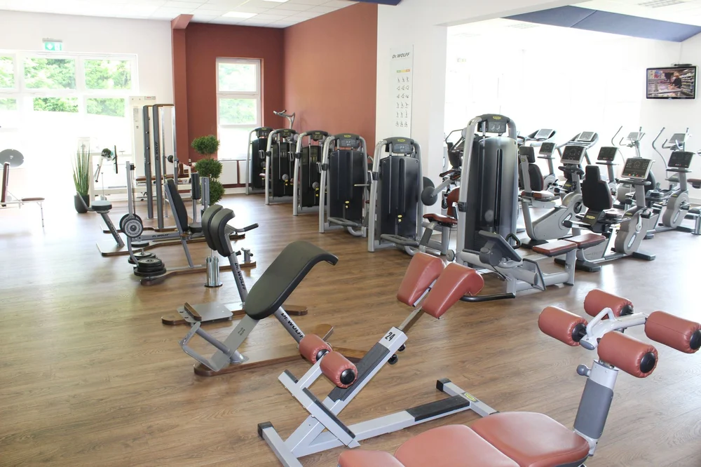 Unsere Fitnessfläche im MediVital Therapiezentrum mit zahlreichen Fitnessgeräten