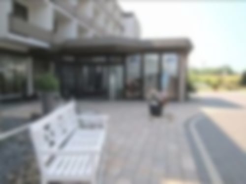 Der Eingang zur Klinik Solequelle mit Sitzbank