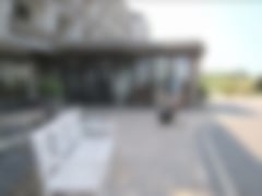 Der Eingang zur Klinik Solequelle mit Sitzbank