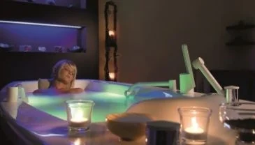 Eine Frau nimmt ein entspannendes Bad