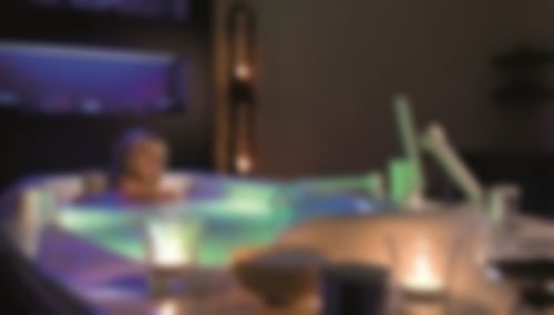 Eine Frau nimmt ein entspannendes Bad