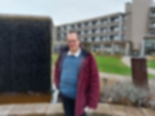 Ein pflegender Angehöriger im Garten der Klinik Solequelle