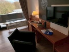 Der Fernseher mit Sitzgelegenheit auf unseren komfortablen Zimmern