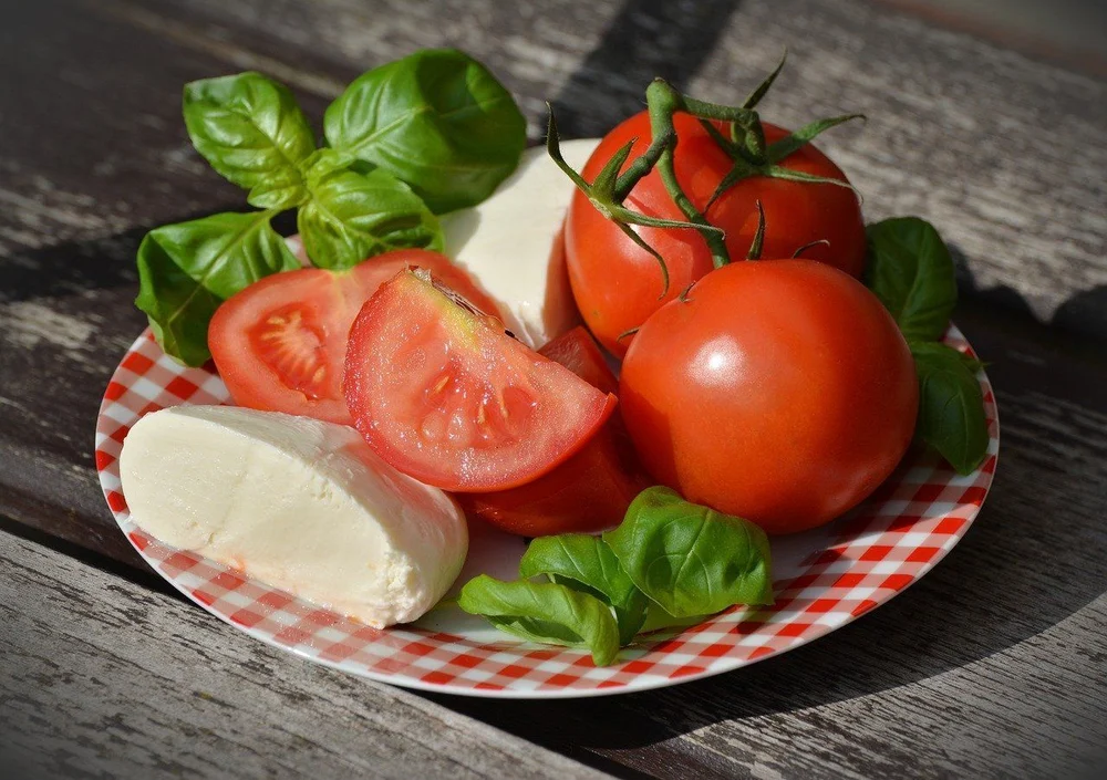 Teller mit Tomaten, Mozzarella und Basilikum