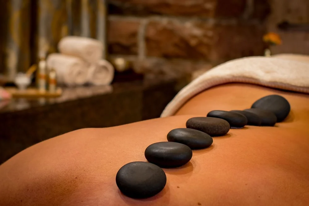 Symbolbild Wellness (Hot-Stone-Massage)