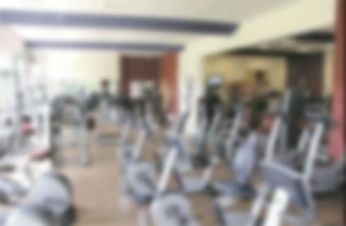 Medizinische Trainingsfläche mit Fitnessgeräten