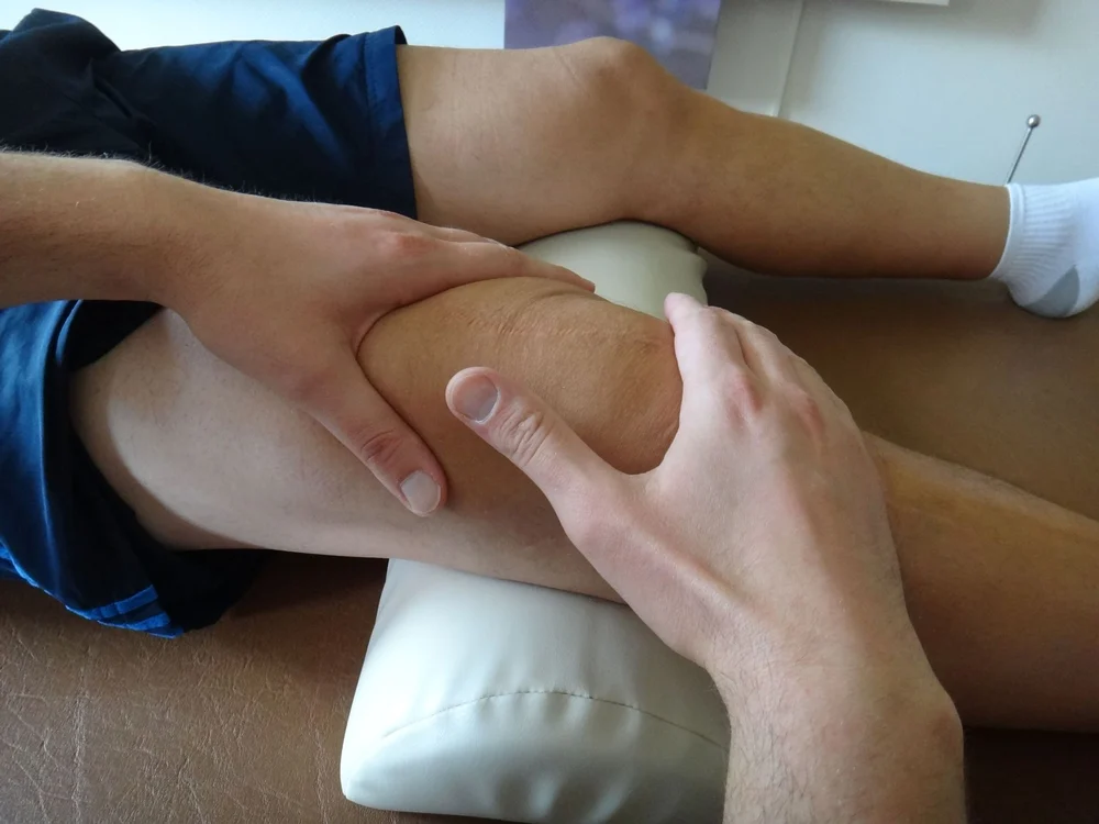 Patient wird am Knie untersucht