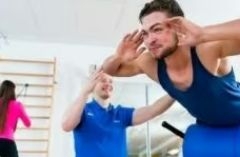 Mann liegt auf dem Bauch und macht Rückentraining