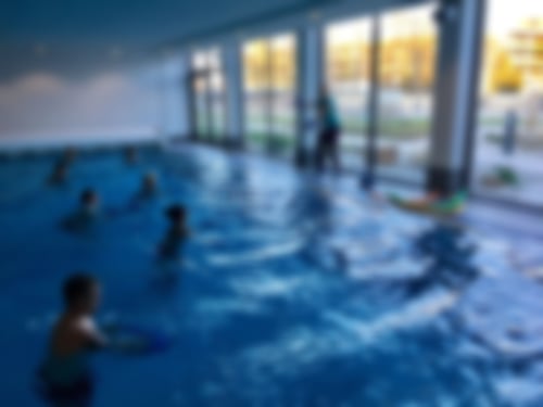 Schwimmbad und Personen, die Wassergymnastik machen