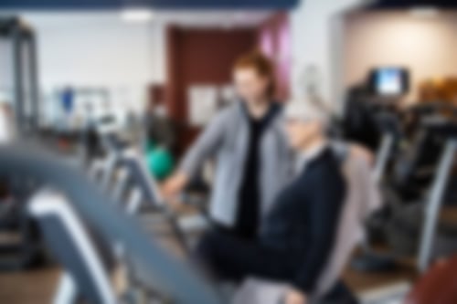 Frau und Trainerin bei einer Übung